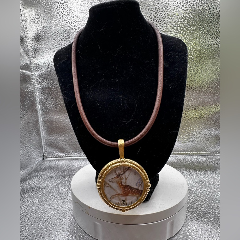 Gorgeous necklace a must have !